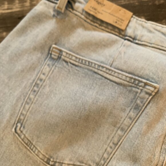 Edgely relaxed boyfriend straight. Mid rise. Light wash jean. Sz women's 16. - Picture 3 of 5